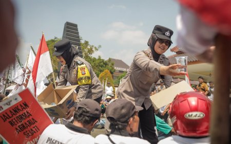Polwan Polres Blitar Berikan Pelayanan Humanis, Berbagi Air hingga Bersihkan Sampah Bersama Massa Aksi