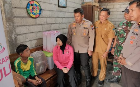 Polres Kediri Sambangi Marfel, Bocah Kelas 5 SD yang Berjuang Rawat Ibunya